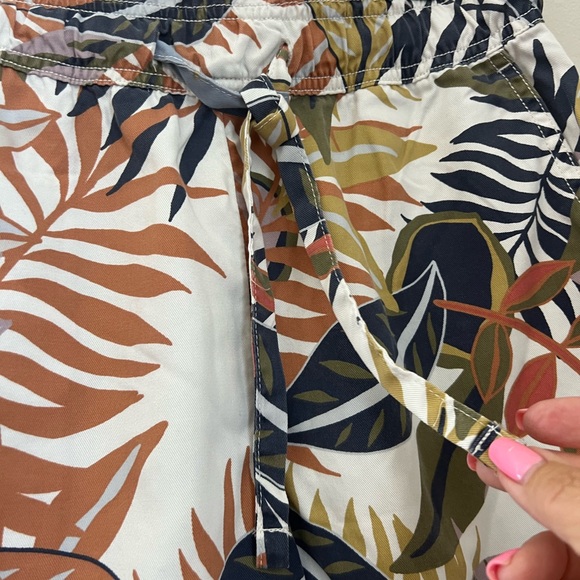 Tropical Leaf Print Women's Shorts - Picture 2 of 8